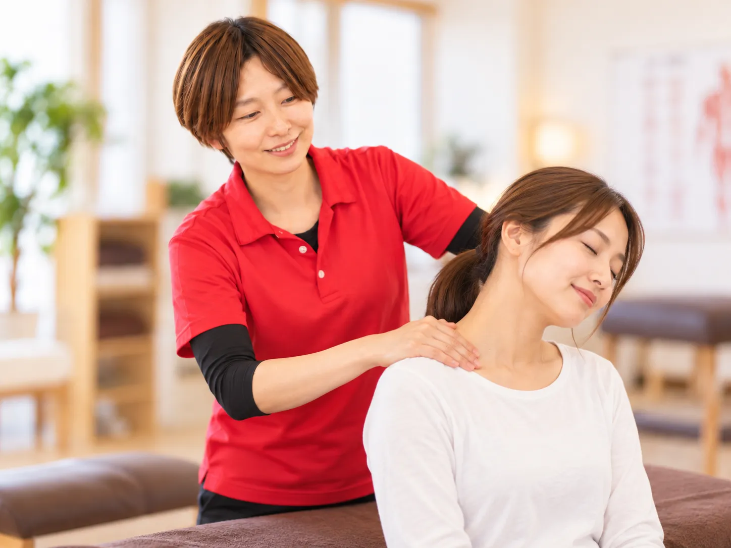 女性整体師がお客様の肩まわりを施術する様子